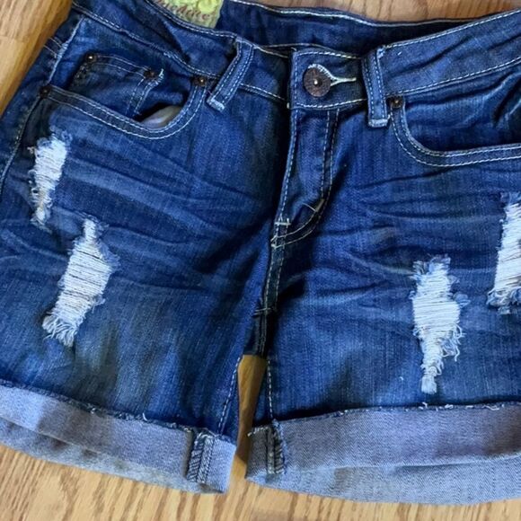 MACHINE BRAND distressed denim shorts in size small with roll up cuff - Picture 6 of 12